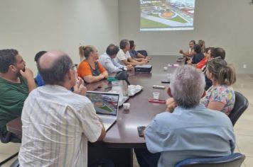 Prefeitura de Amambai promove diálogo com comerciantes sobre projeto do calçadão na Praça Coronel Valêncio de Brum