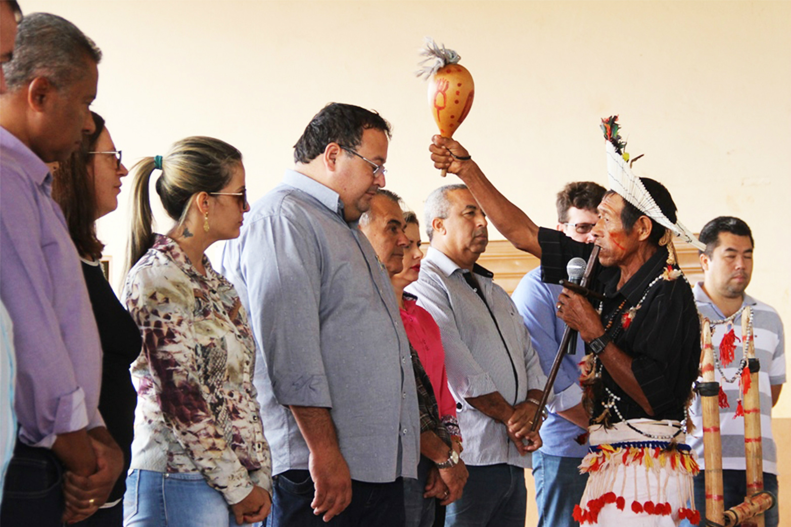 Prefeito de Amambai, Dr. Bandeira, comemora Dia Do Índio com a comunidade Guarani Kaiowá