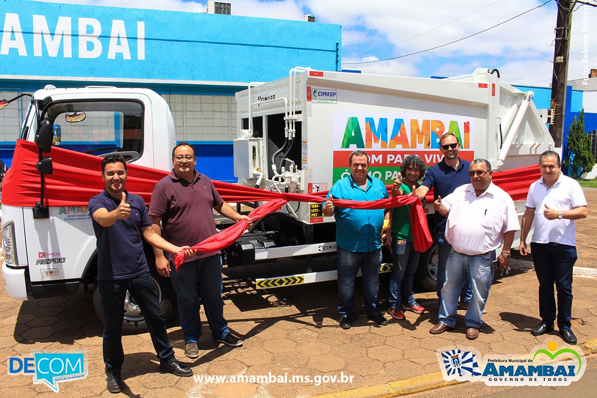 Amambai recebe novo caminhão compactador de lixo e nova ambulância