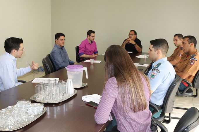 Bandeira assina decreto que dispõe sobre funcionamento de estabelecimentos e determina toque de recolher