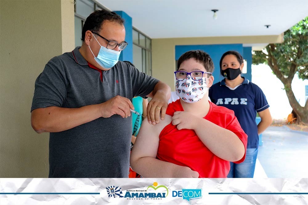 Prefeito Dr. Bandeira auxilia na vacinação de pessoas com Síndrome de Down na APAE