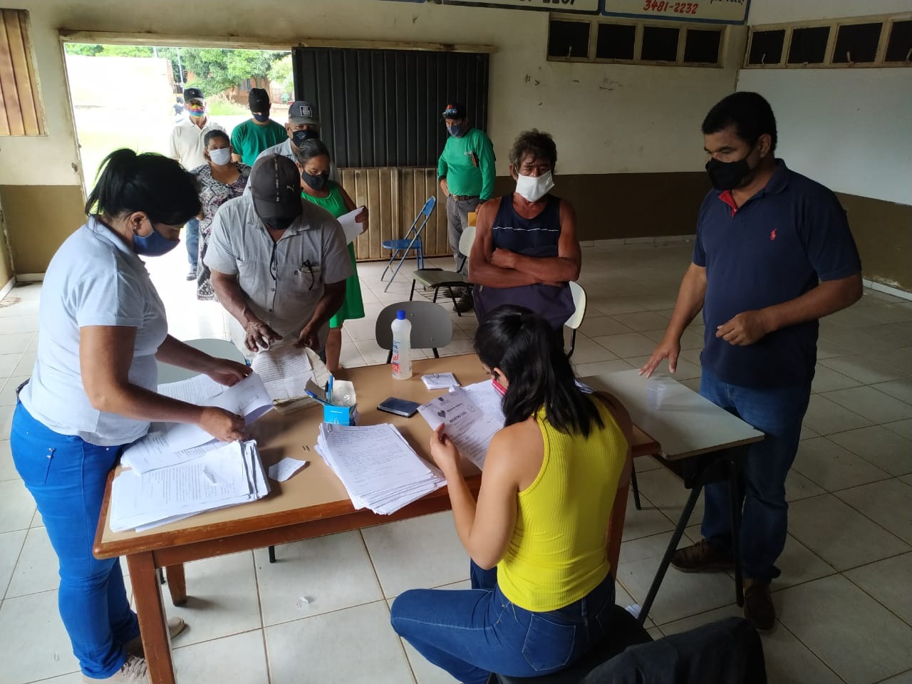 Secretaria da Cidade está atendendo moradores da vila Cristina com equipe itinerante