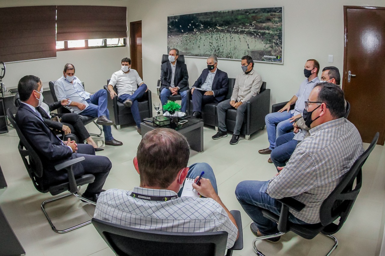 Prefeito Bandeira participa de reunião na Assomasul com prefeitos e Governador do Estado