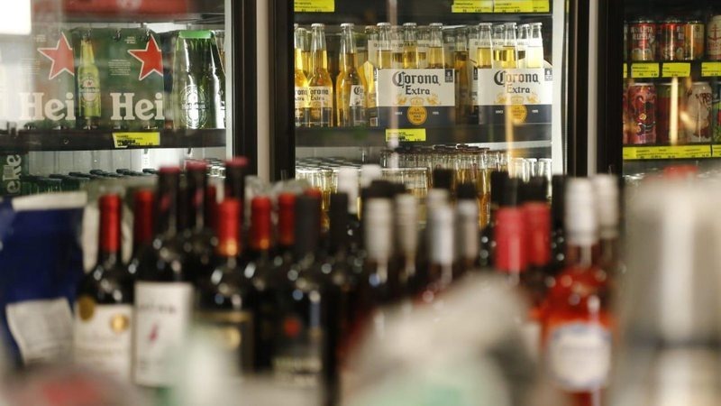 Venda de bebidas alcoólicas em forma de pegue e leve e delivery está liberada neste sábado em Amambai