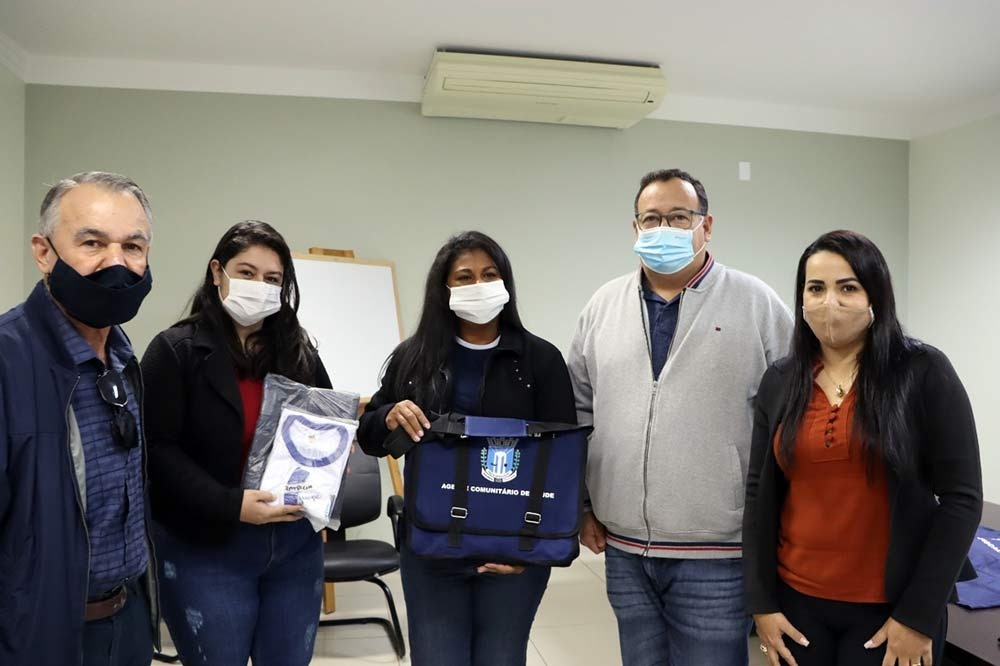 Prefeitura de Amambai distribui mais 328 óculos para a população e kits de uniforme para servidores da saúde