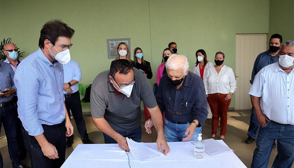 Direto do Hospital Regional, Dr. Bandeira assina contrato para implantação de 10 leitos de UTI