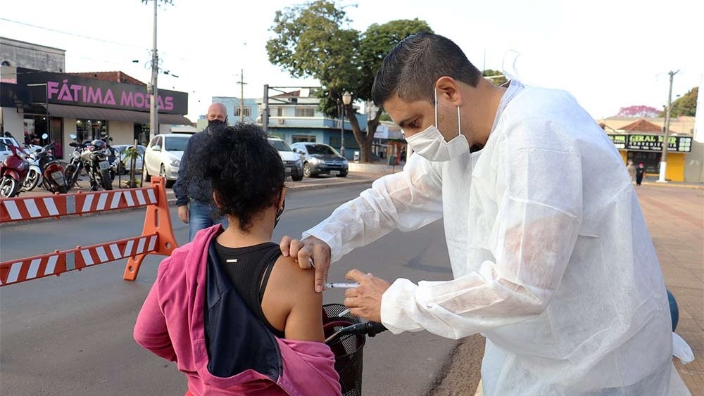 Vacinação em massa na praça Coronel Valêncio de Brum é sucesso de público