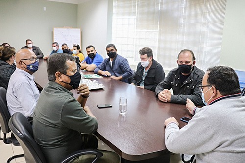 Deputado Estadual Amarildo Cruz se reúne com prefeito Dr. Bandeira e secretários municipais durante visita a Amambai