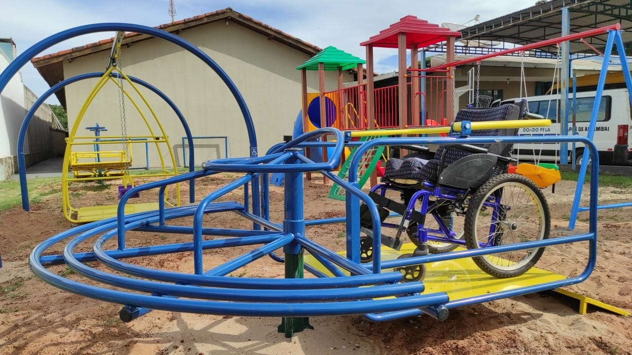 Prefeito Bandeira visita parquinho infantil adaptado da APAE de Amambai