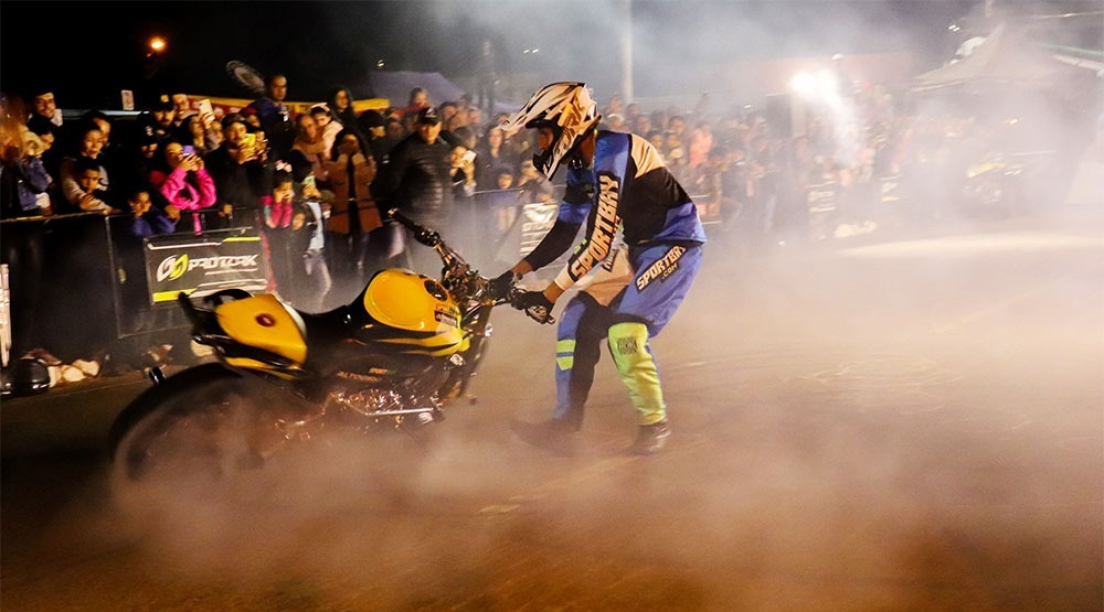 Prefeitura de Amambai inicia programação de aniversário do município com show de manobras radicais