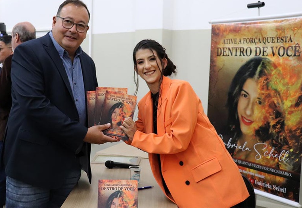 Após ter sobrevivido a um acidente que a deixou com 60% do corpo queimado, amambaiense transforma sua história em livro