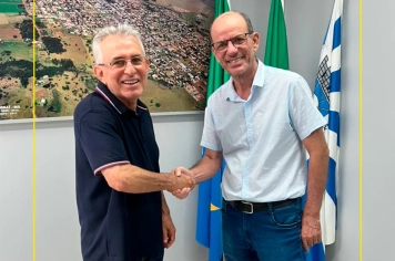 Prefeito Sérgio Barbosa transmite cargo ao vice-prefeito Jaime Vizzotto durante período de férias