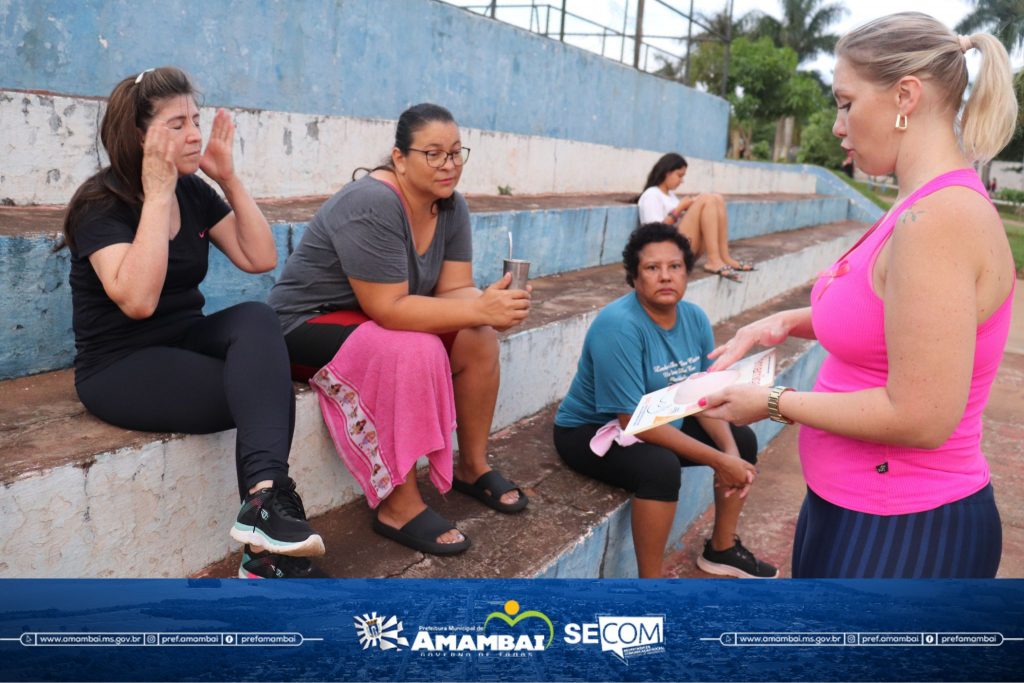 Mulheres de Amambai participam de atividade da campanha Outubro Rosa com aulão de ginástica laboral