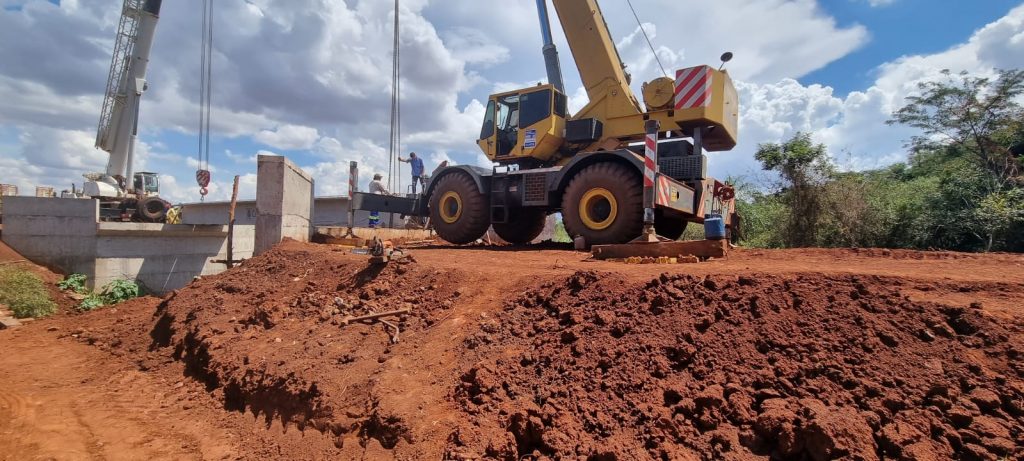 Obra de construção da ponte de concreto sobre o Rio Jaguary está a todo vapor