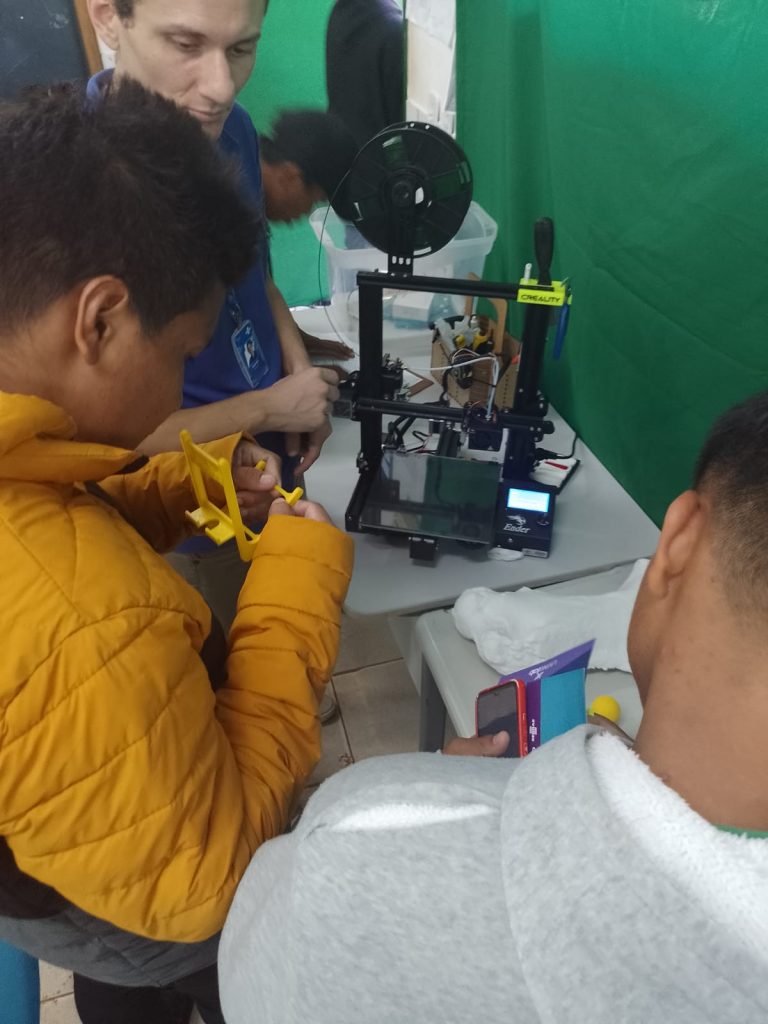 Estudantes indígenas de Amambai participam de oficinas sobre inovação e tecnologia