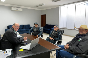 Prefeito Sérgio Barbosa recebe policiais da Patrulha Rural e reforça parceria pela segurança no campo