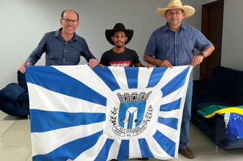 Prefeitura de Amambai recebe peão que representará o município em Barretos