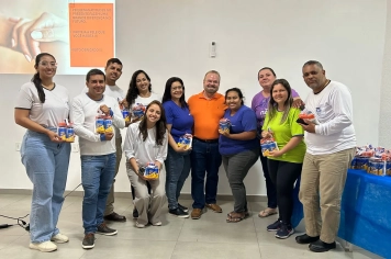 ACS e ACE recebem protetor solar durante palestra do Dezembro Laranja em Amambai