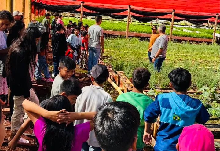 Alunos da Escola Municipal Mitã Rory participam de visita educativa em horta