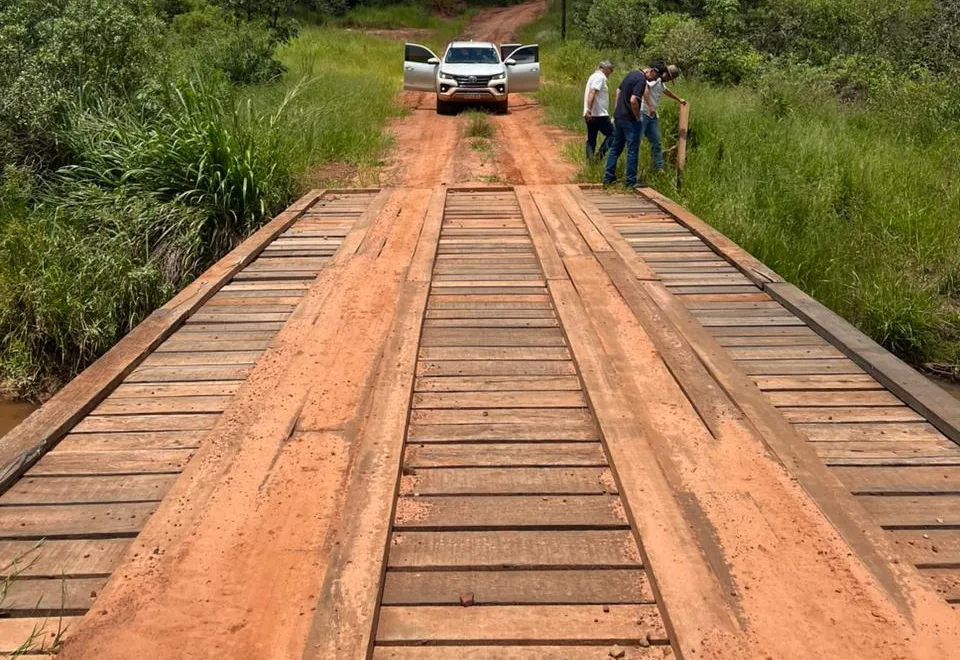 Prefeito vistoria estradas rurais e reforça ações para garantir escoamento da safra em Amambai