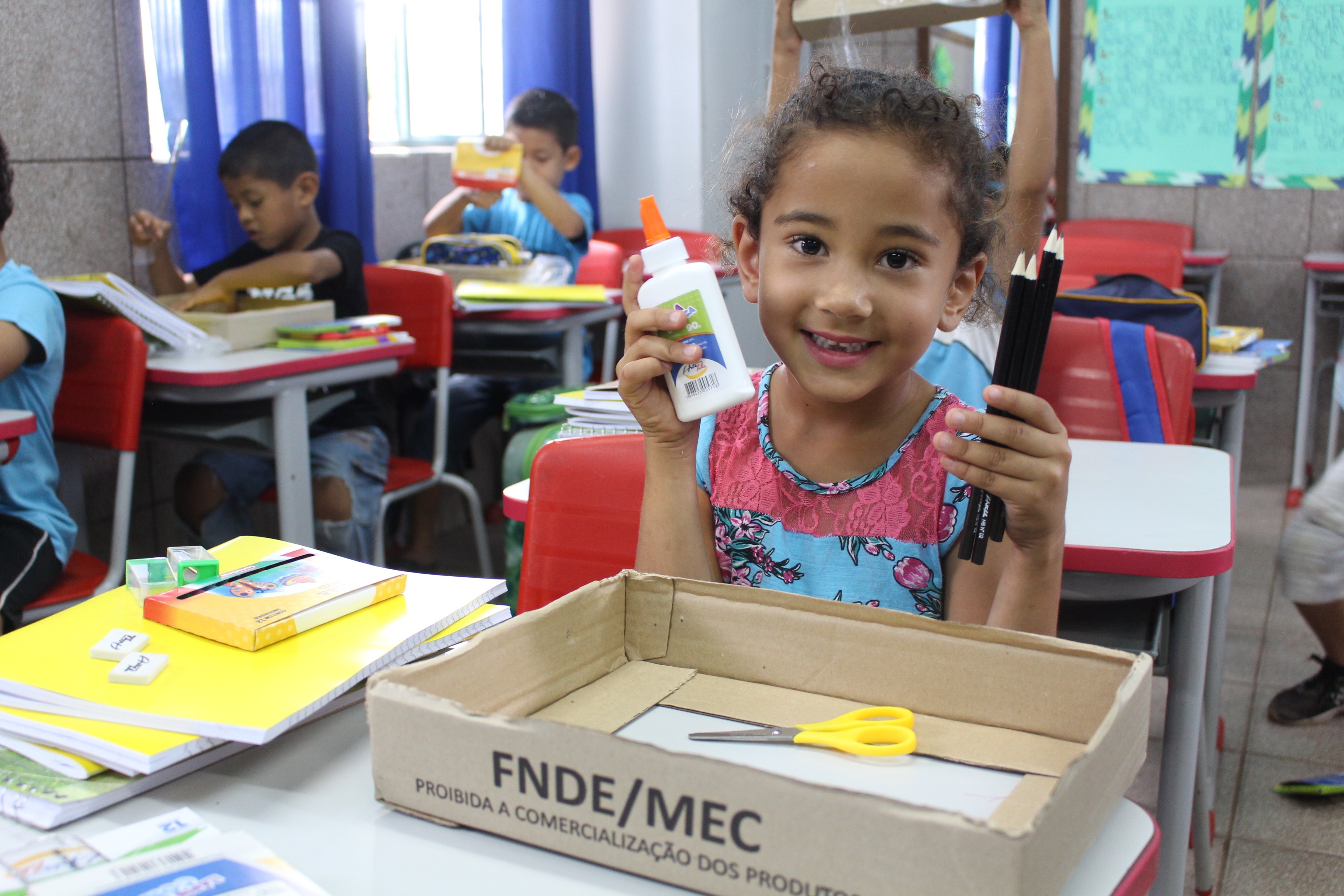 Prefeitura entrega kit de material escolar para rede municipal de ensino