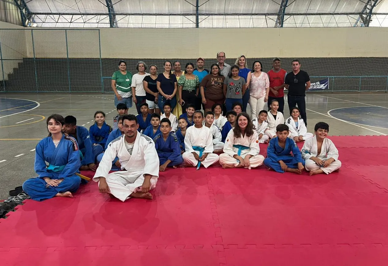 Prefeitura de Amambai realiza entrega de faixas a alunos do judô da Vila Cristina e da Aldeia Limão Verde