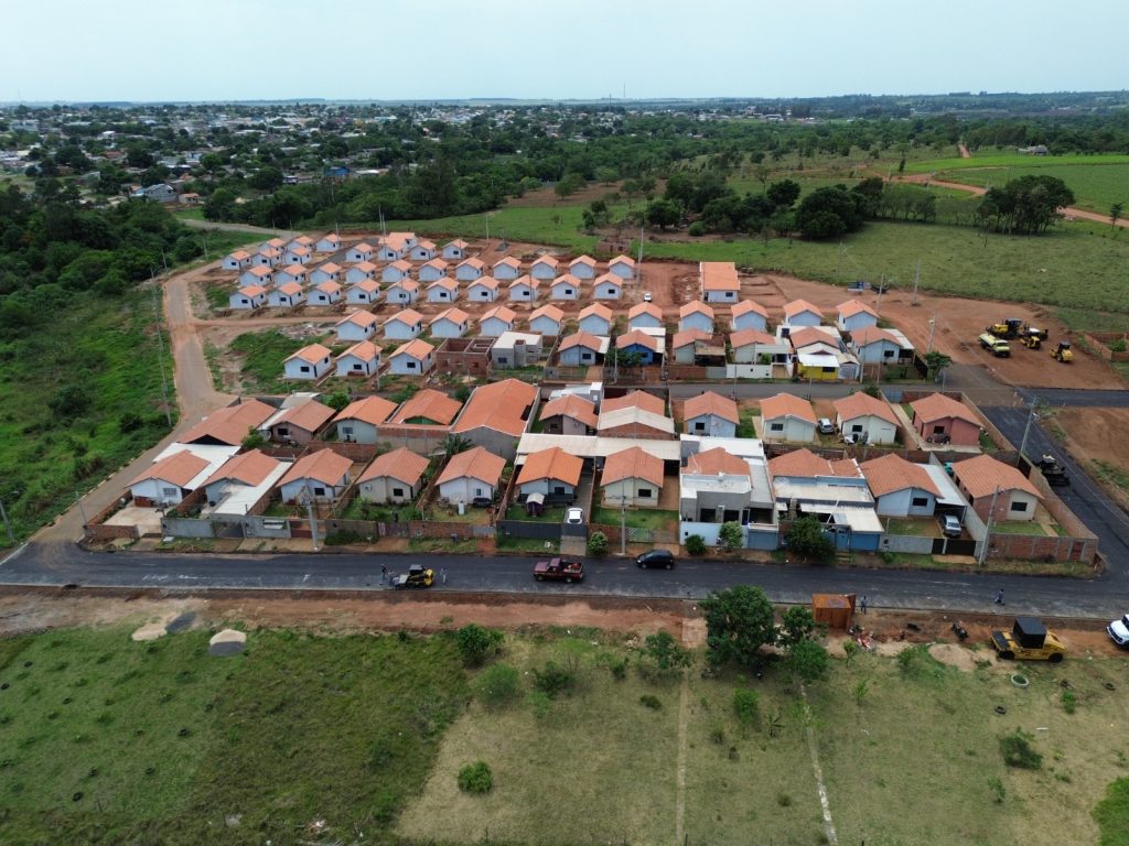 Prefeitura de Amambai intensifica frentes de asfalto no residencial Pôr do Sol II