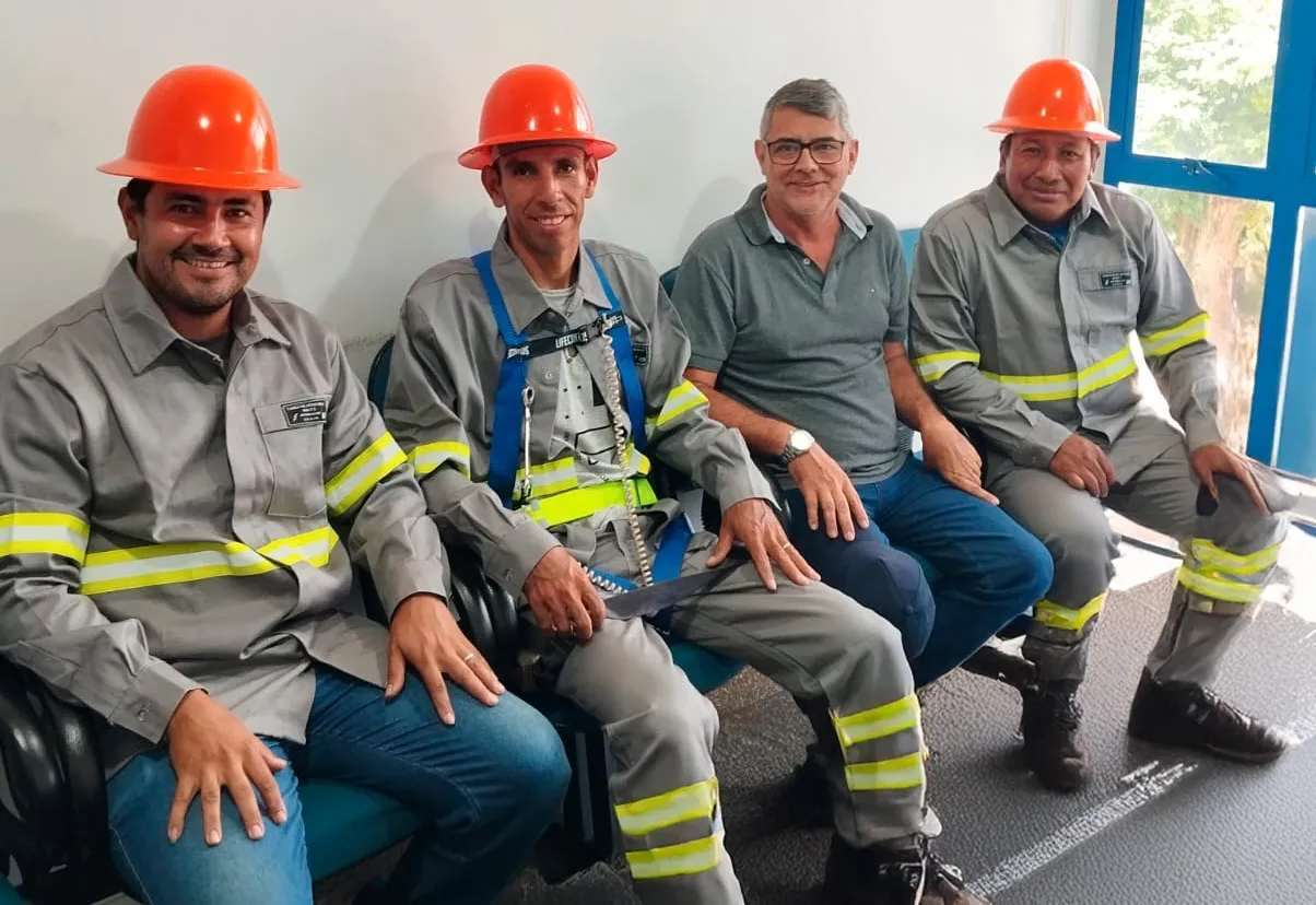 Equipe de iluminação pública recebe novos uniformes e equipamentos de segurança